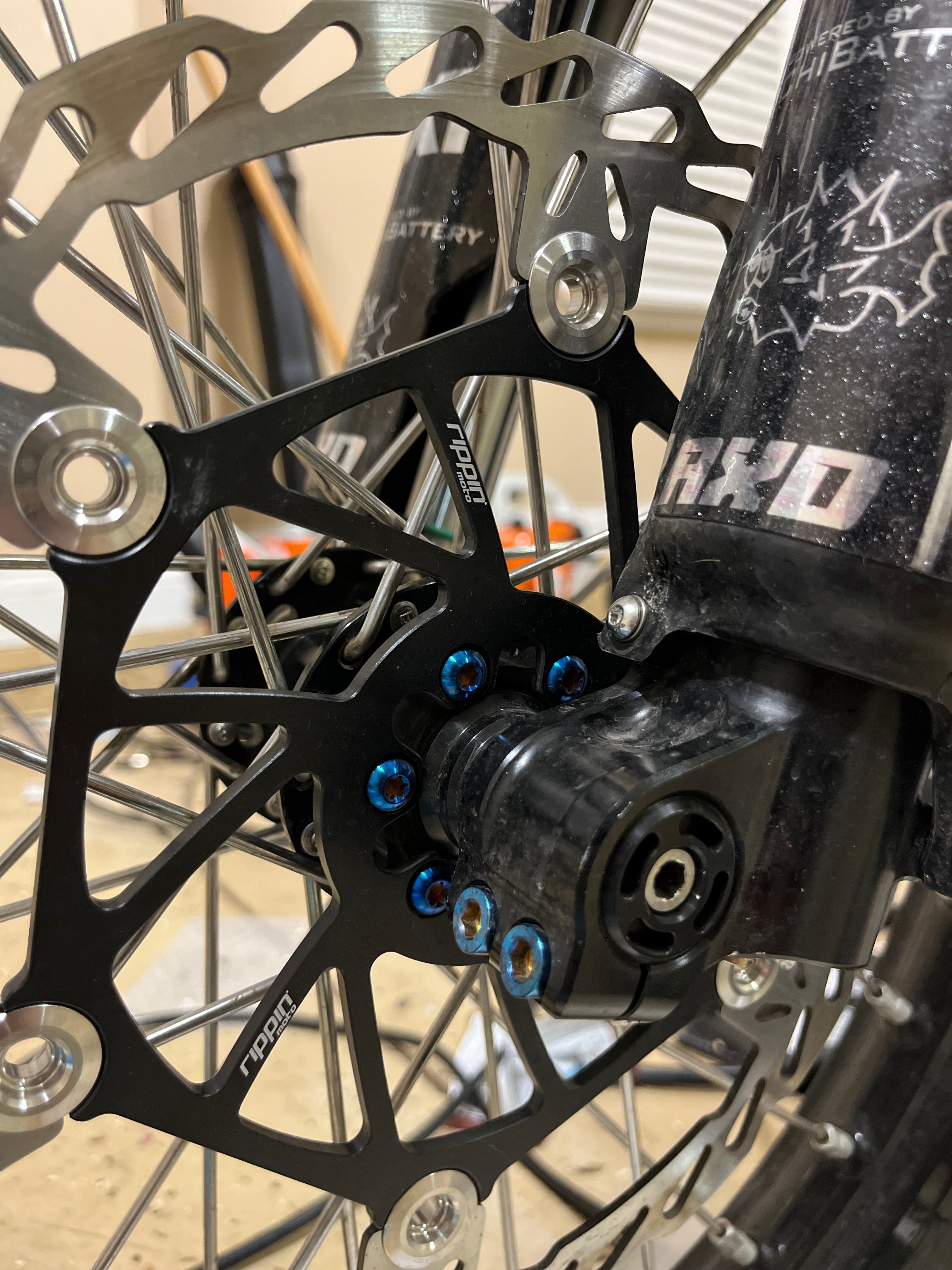 Titanium Pinch Bolts All Emotes (Set of 4)